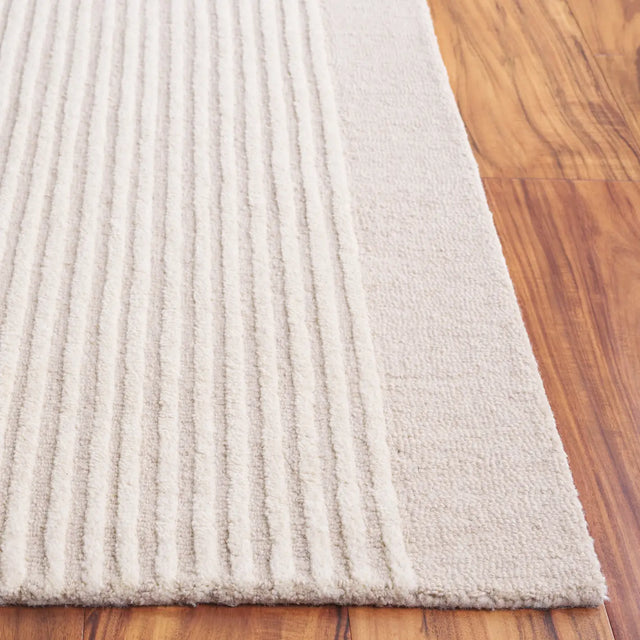 Safavieh Ebony 4'-0" x 6'-0" Rug in Beige / Ivory