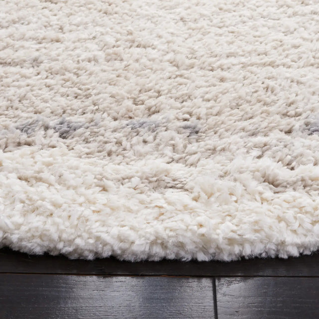 Safavieh Fontana Shag  800 5'-3" x 5'-3" Rug in Grey / Ivory