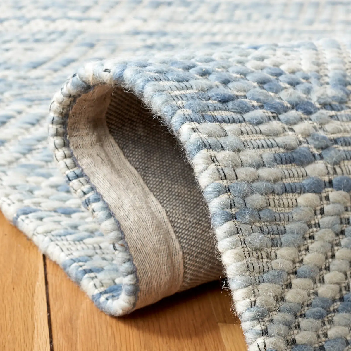 Safavieh Marbella 4'-0" x 6'-0" Rug in Light Blue / Beige