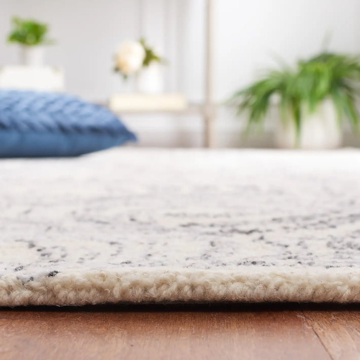 Safavieh Jardin 4'-0" x 6'-0" Rug in Ivory / Grey