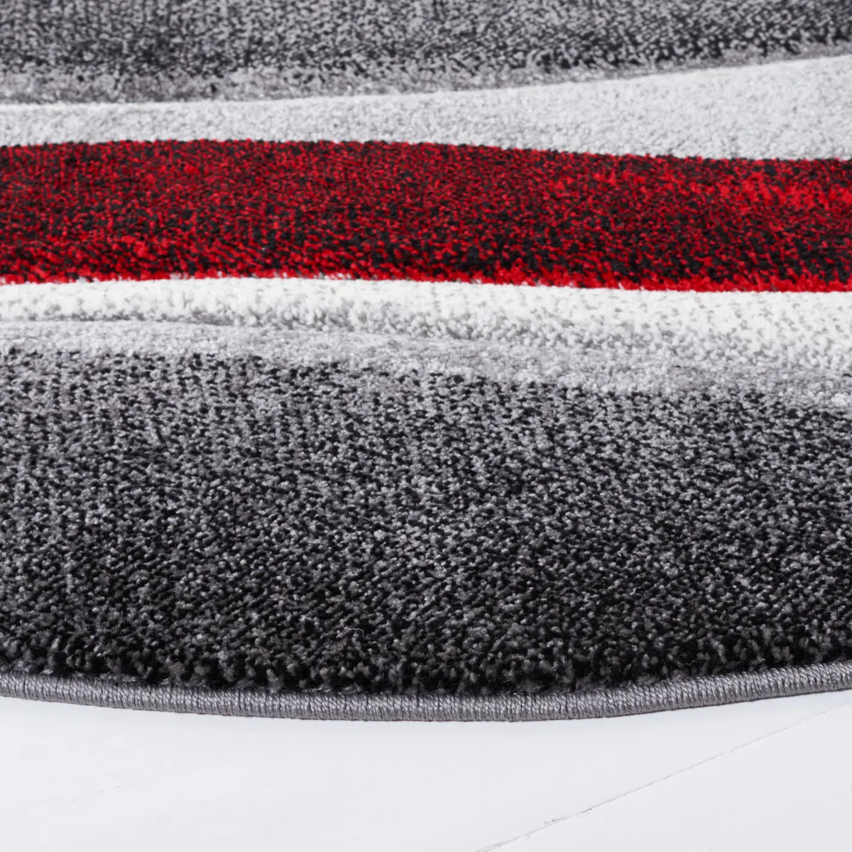Safavieh Hollywood 5'-3" x 5'-3" Rug in Grey / Red