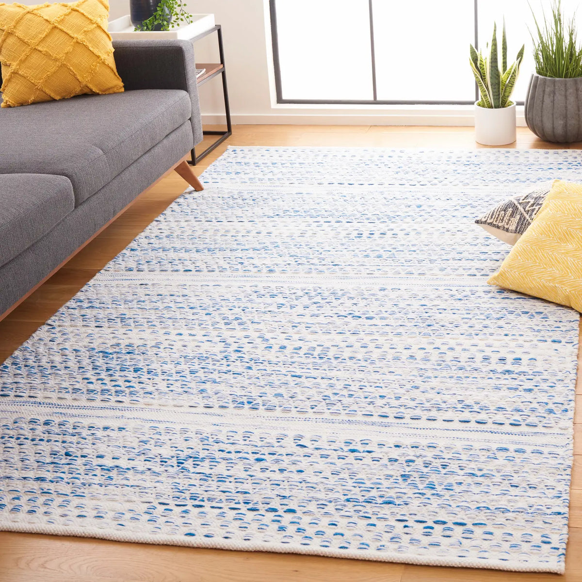 Safavieh Kilim 4'-0" x 6'-0" Rug in Ivory / Blue