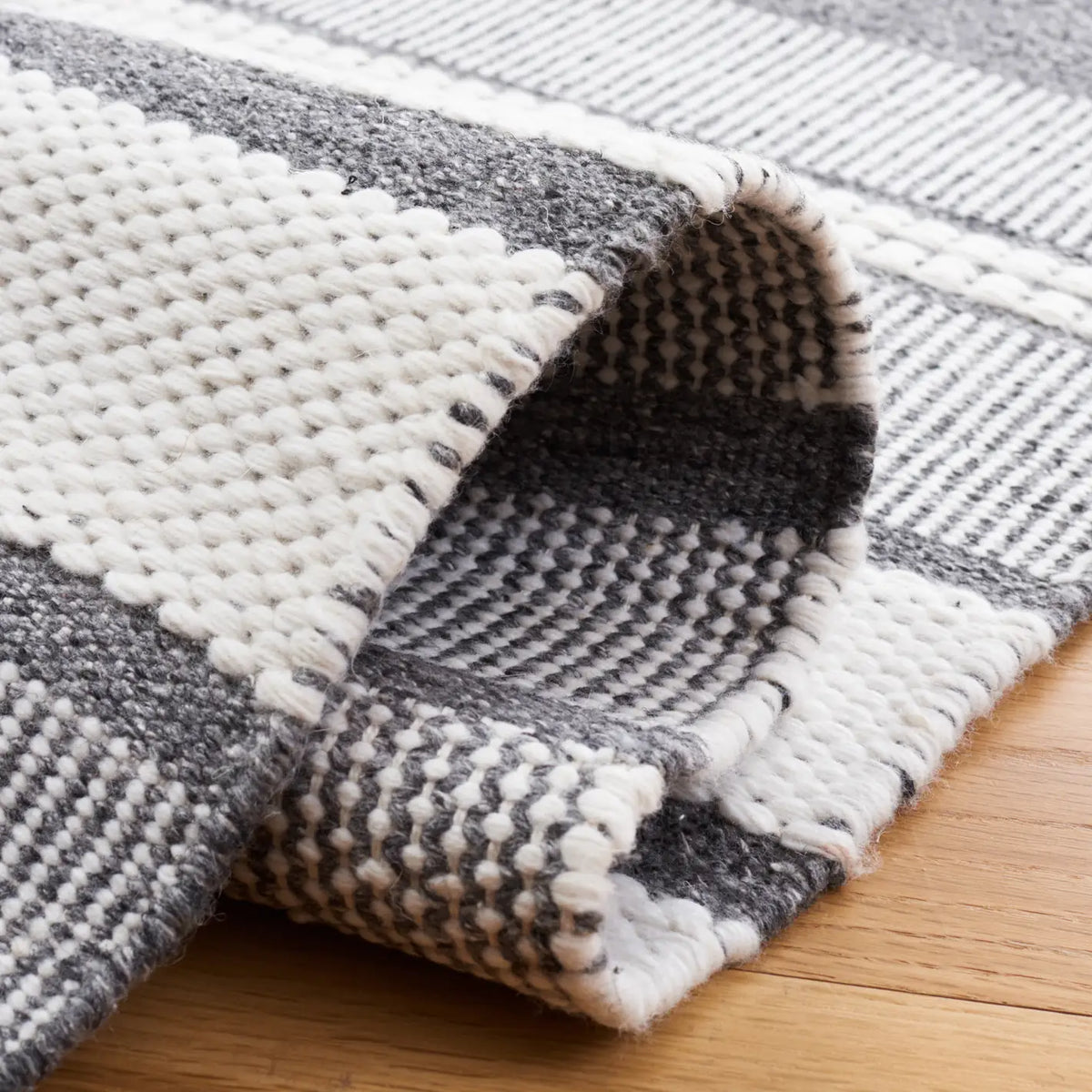 Safavieh Kilim 4'-0" x 6'-0" Rug in Ivory / Dark Grey