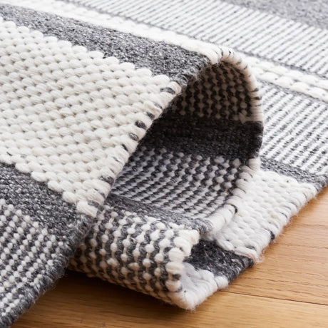 Safavieh Kilim 4'-0" x 6'-0" Rug in Ivory / Dark Grey