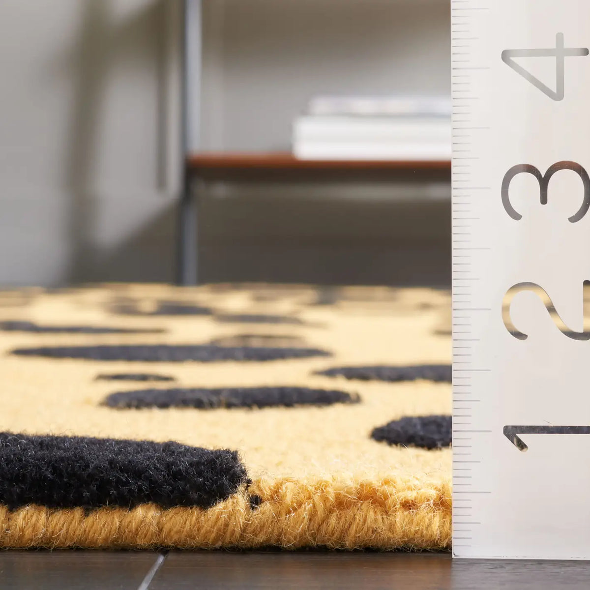 Safavieh Cambridge 4'-0" x 6'-0" Rug in Gold / Black