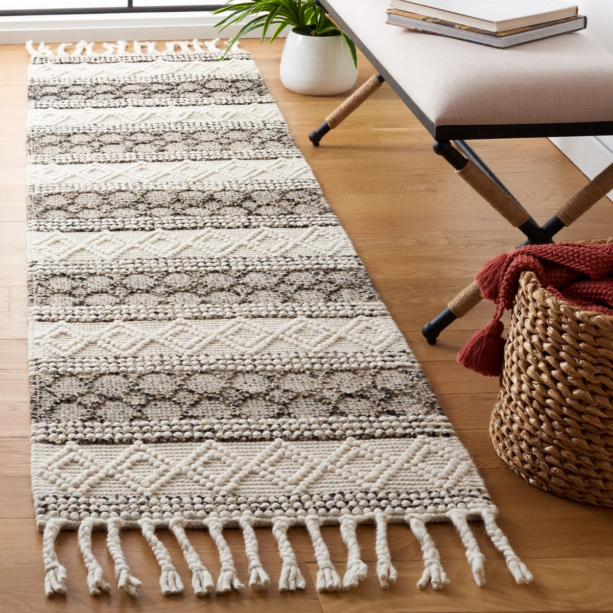 Safavieh Natura 2'-3" x 9'-0" Rug in Ivory / Black