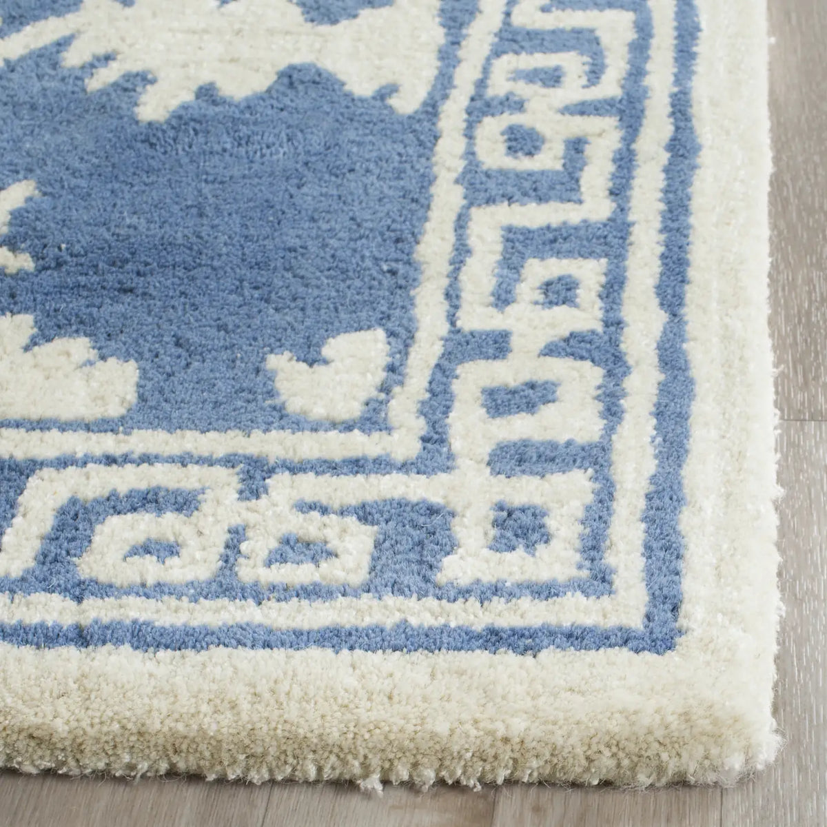 Safavieh Bella 2'-3" x 7'-0" Rug in Blue / Ivory