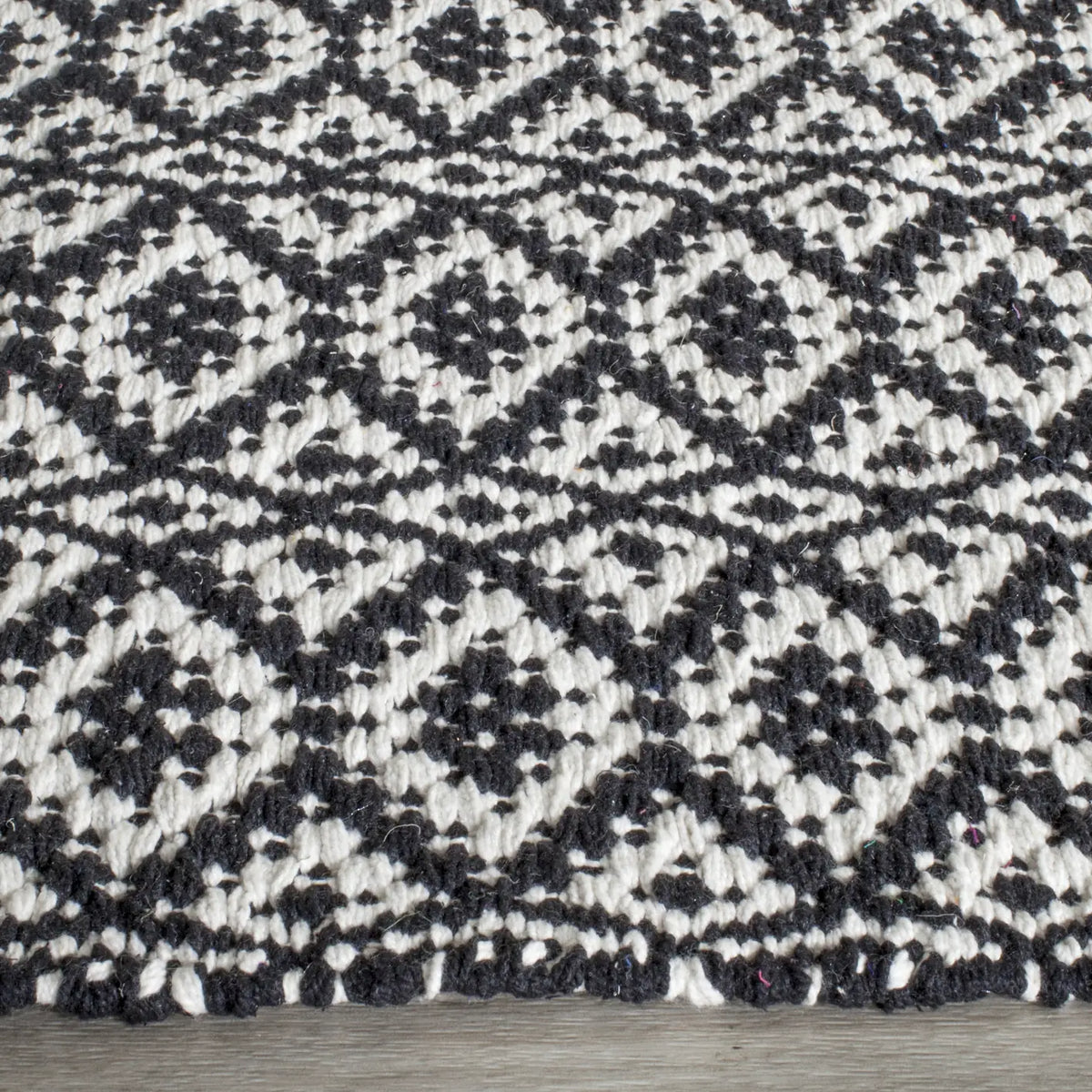 Safavieh Montauk 2'-3" x 11'-0" Rug in Ivory / Black