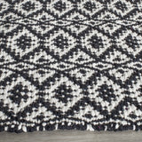 Safavieh Montauk 2'-3" x 11'-0" Rug in Ivory / Black