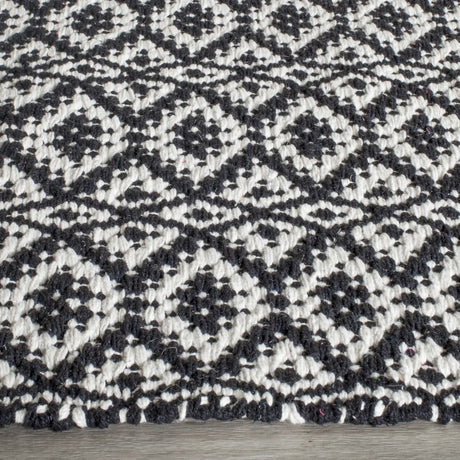Safavieh Montauk 2'-3" x 11'-0" Rug in Ivory / Black