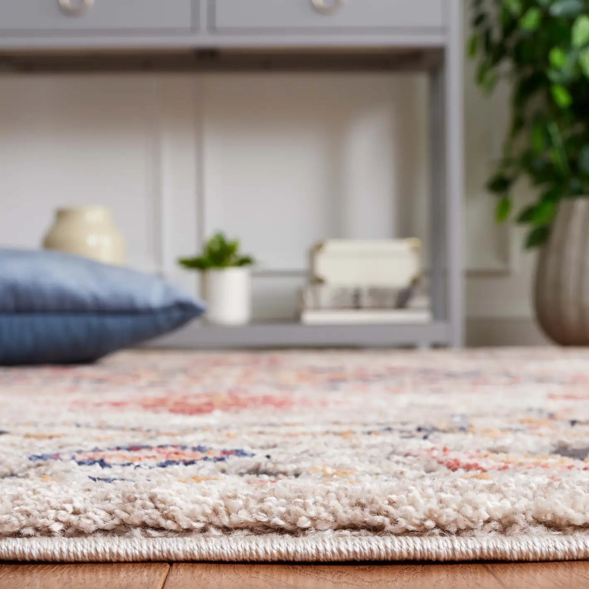 Safavieh Luna 4'-5" x 6'-5" Rug in Beige / Black Rust