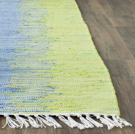 Safavieh Montauk 4'-0" x 6'-0" Rug in Green / Gold