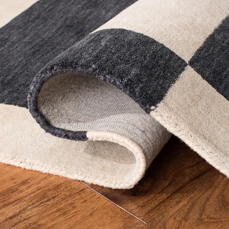 Safavieh Himalaya 4'-0" x 6'-0" Rug in Cream