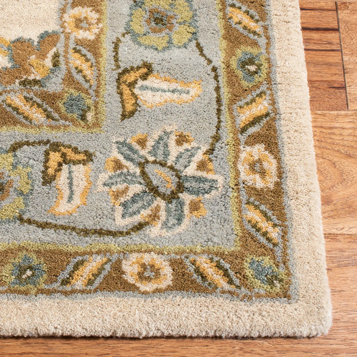 Safavieh Classic 4'-0" x 6'-0" Rug in Ivory / Light Blue