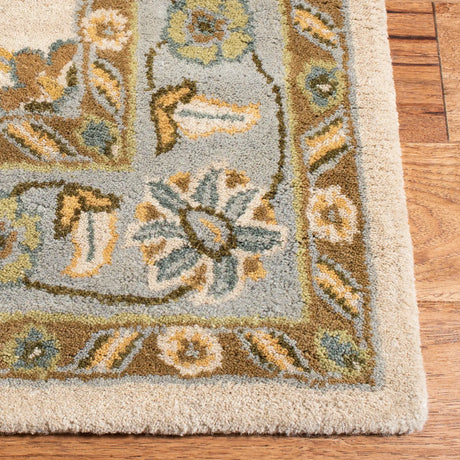 Safavieh Classic 4'-0" x 6'-0" Rug in Ivory / Light Blue