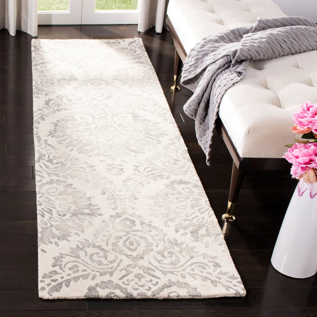 Safavieh Dip Dye 2'-3" x 8'-0" Rug in Silver / Ivory
