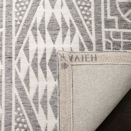 Safavieh Marbella 4'-0" x 6'-0" Rug in Grey / Ivory