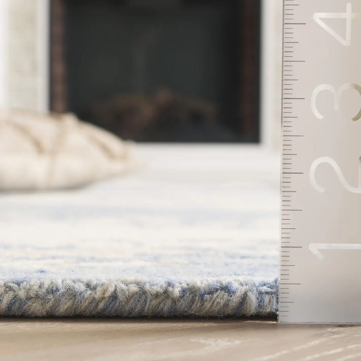 Safavieh Ebony 4'-0" x 6'-0" Rug in Blue / Ivory