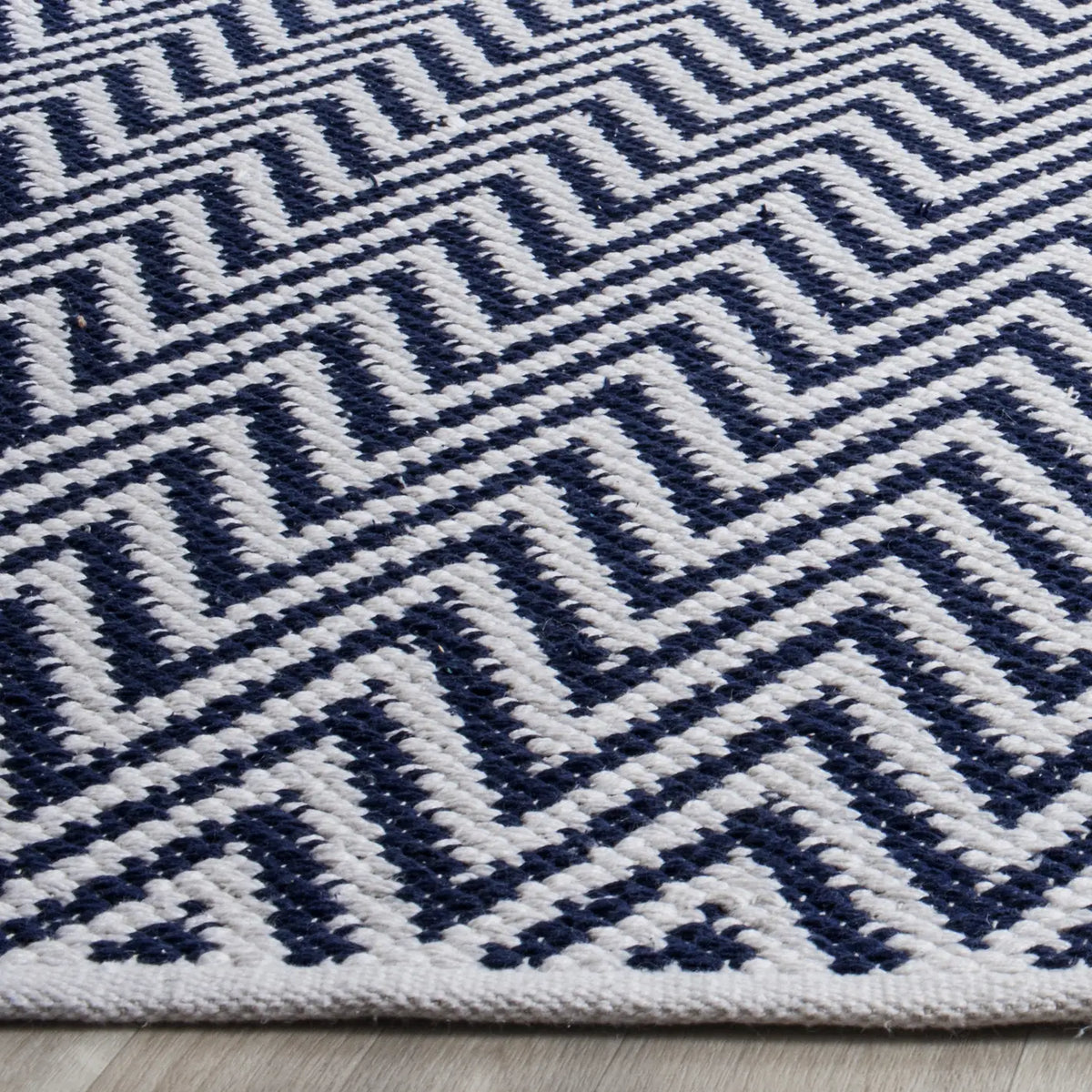 Safavieh Montauk 8'-0" x 10'-0" Rug in Navy / Ivory