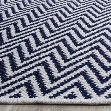 Safavieh Montauk 8'-0" x 10'-0" Rug in Navy / Ivory