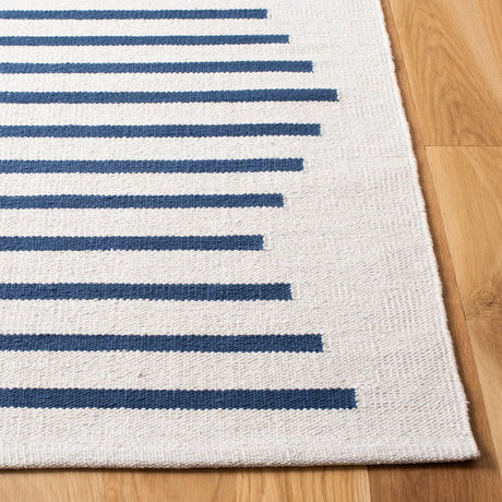 Safavieh Montauk 4'-0" x 6'-0" Rug in Ivory / Navy