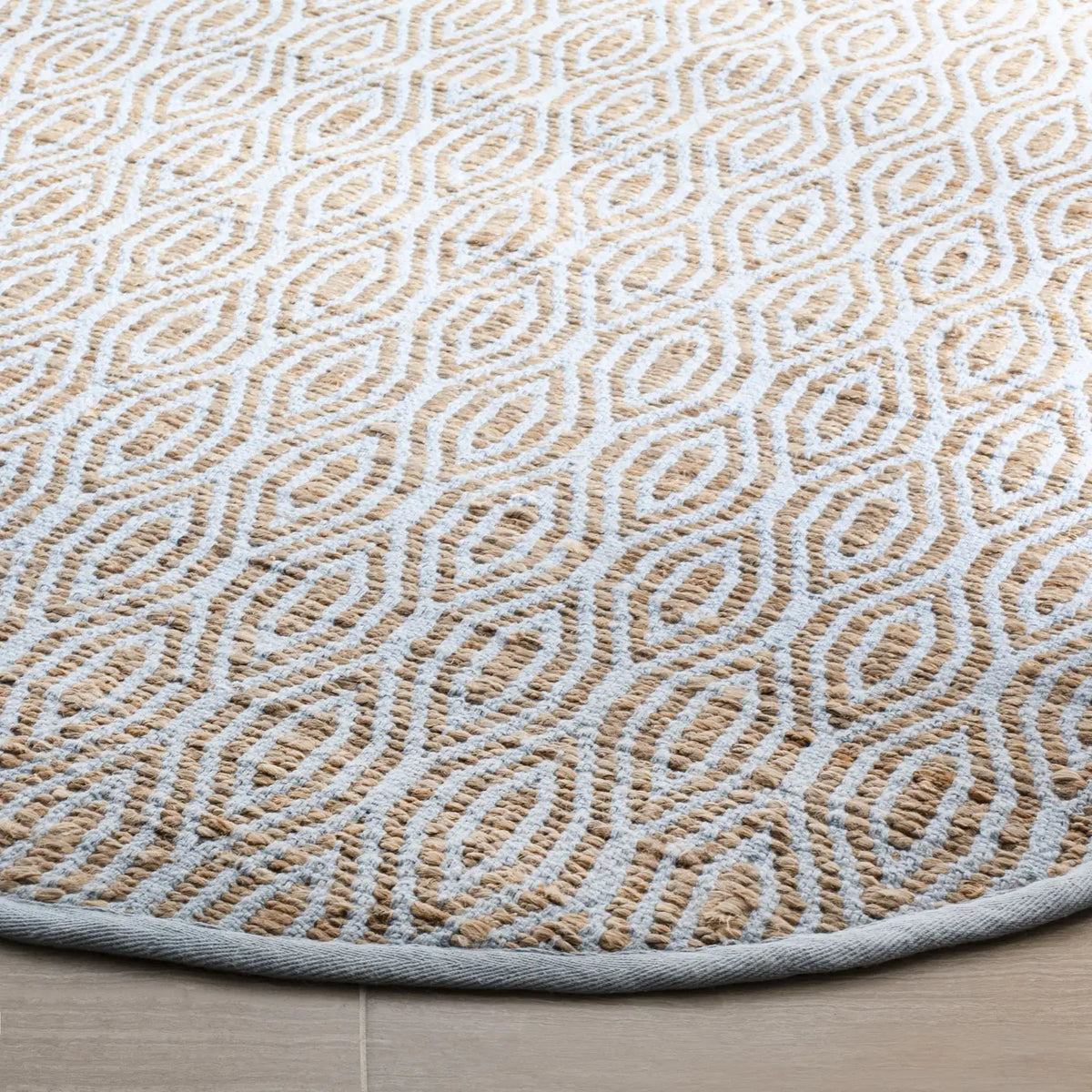Safavieh Cape Cod 6'-0" x 6'-0" Rug in Silver / Natural