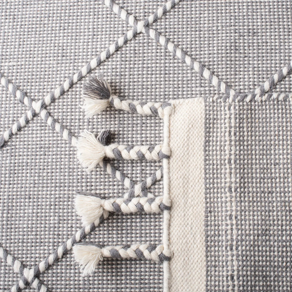 Safavieh Casablanca 4'-0" x 6'-0" Rug in Grey / Ivory