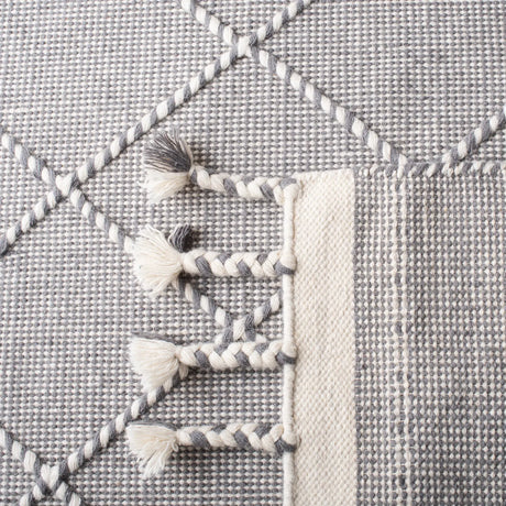 Safavieh Casablanca 4'-0" x 6'-0" Rug in Grey / Ivory