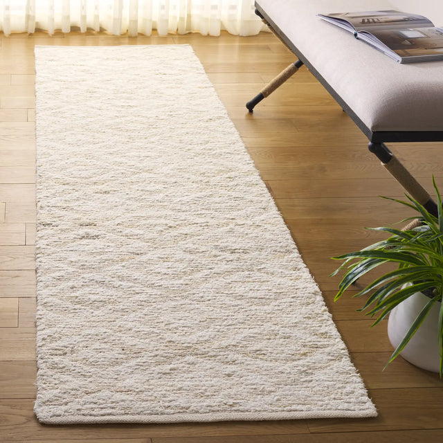 Safavieh Natura 2'-3" x 8'-0" Rug in Beige / Ivory