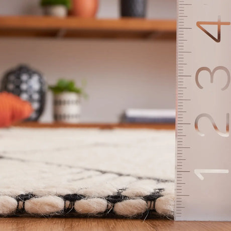 Safavieh Marbella 4'-0" x 6'-0" Rug in Black / Ivory