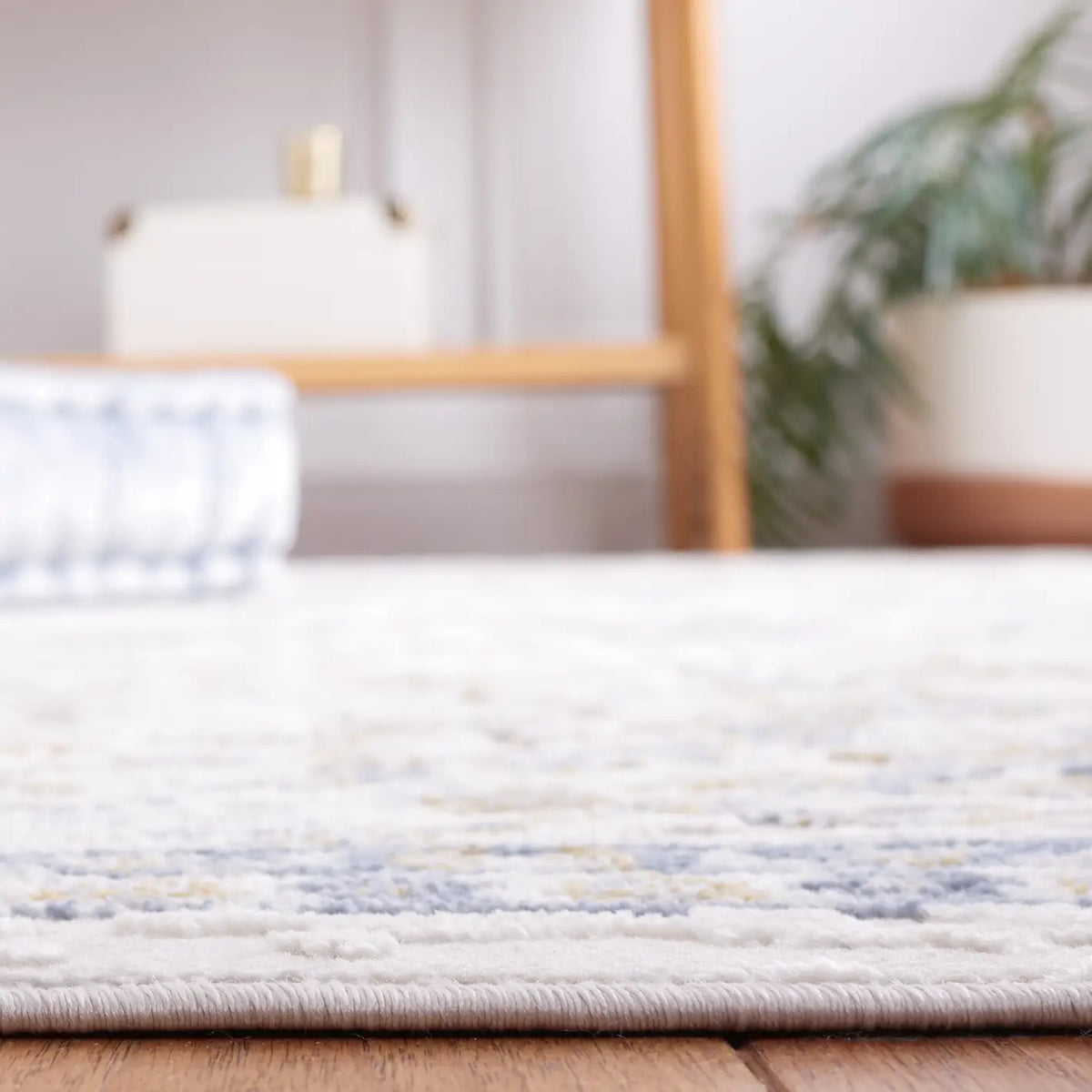Safavieh Palma 4'-0" x 6'-0" Rug in Beige / Light Blue