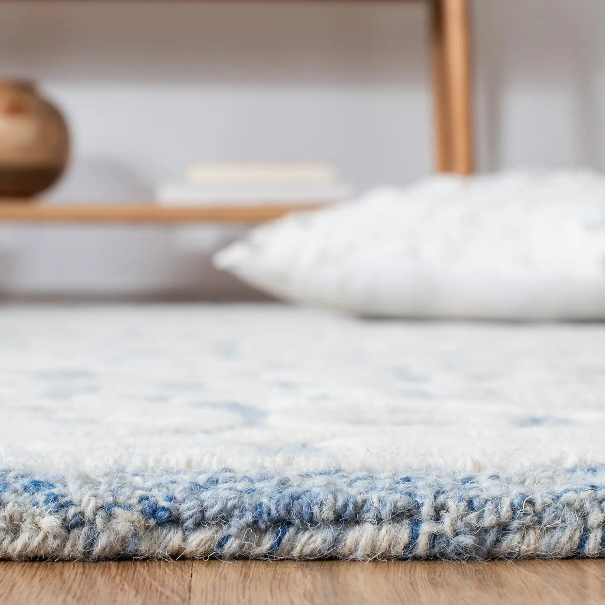 Safavieh Metro 4'-0" x 6'-0" Rug in Blue / Ivory