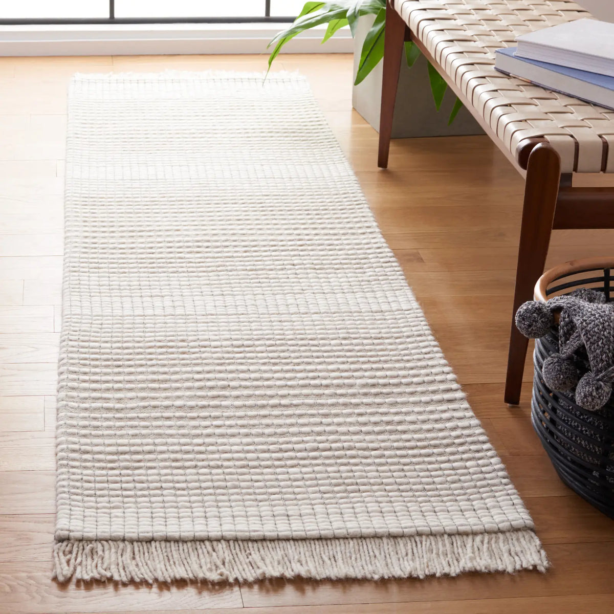 Safavieh Marbella 2'-3" x 8'-0" Rug in Ivory / Beige