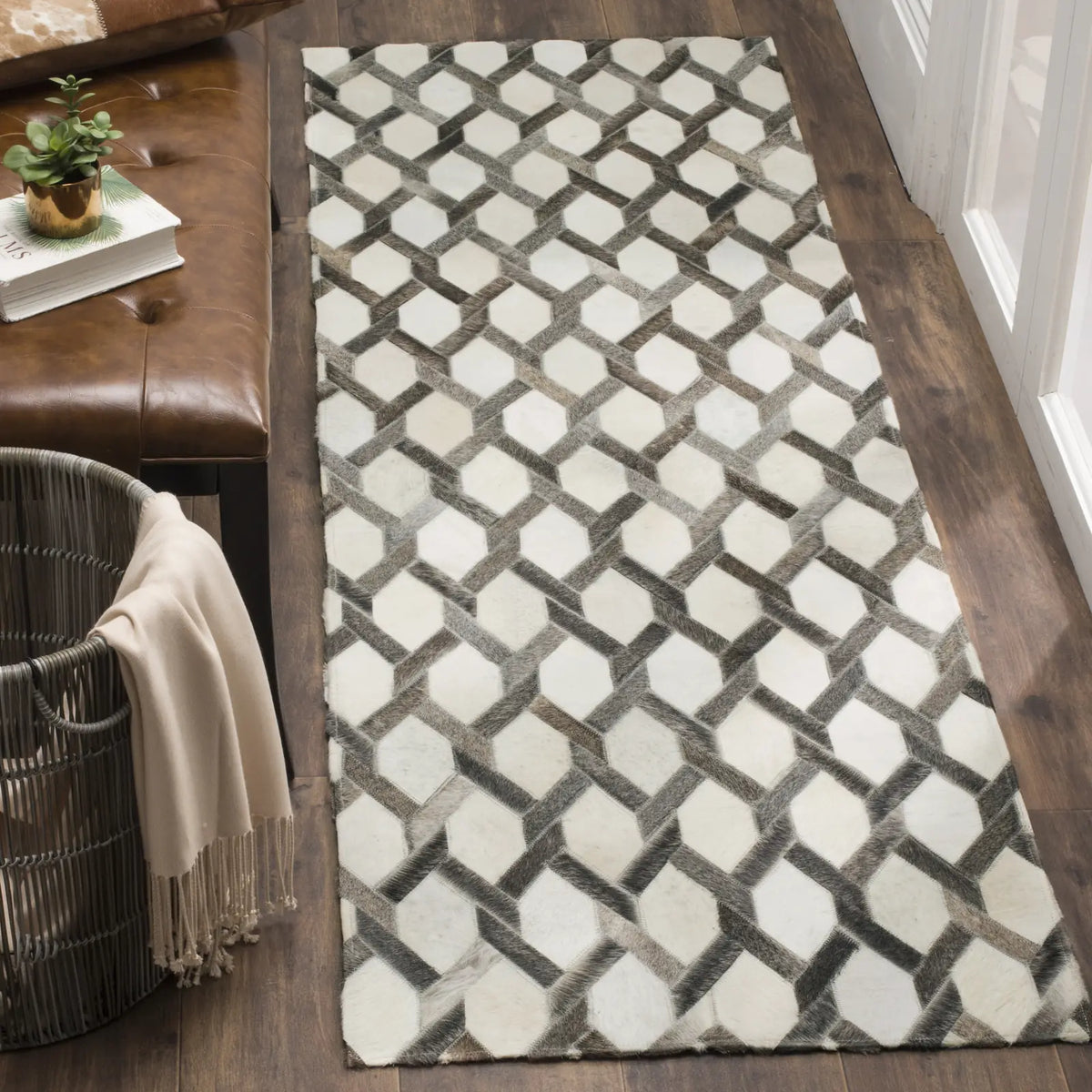 Safavieh Studio Leather 2'-3" x 7'-0" Rug in Ivory / Grey