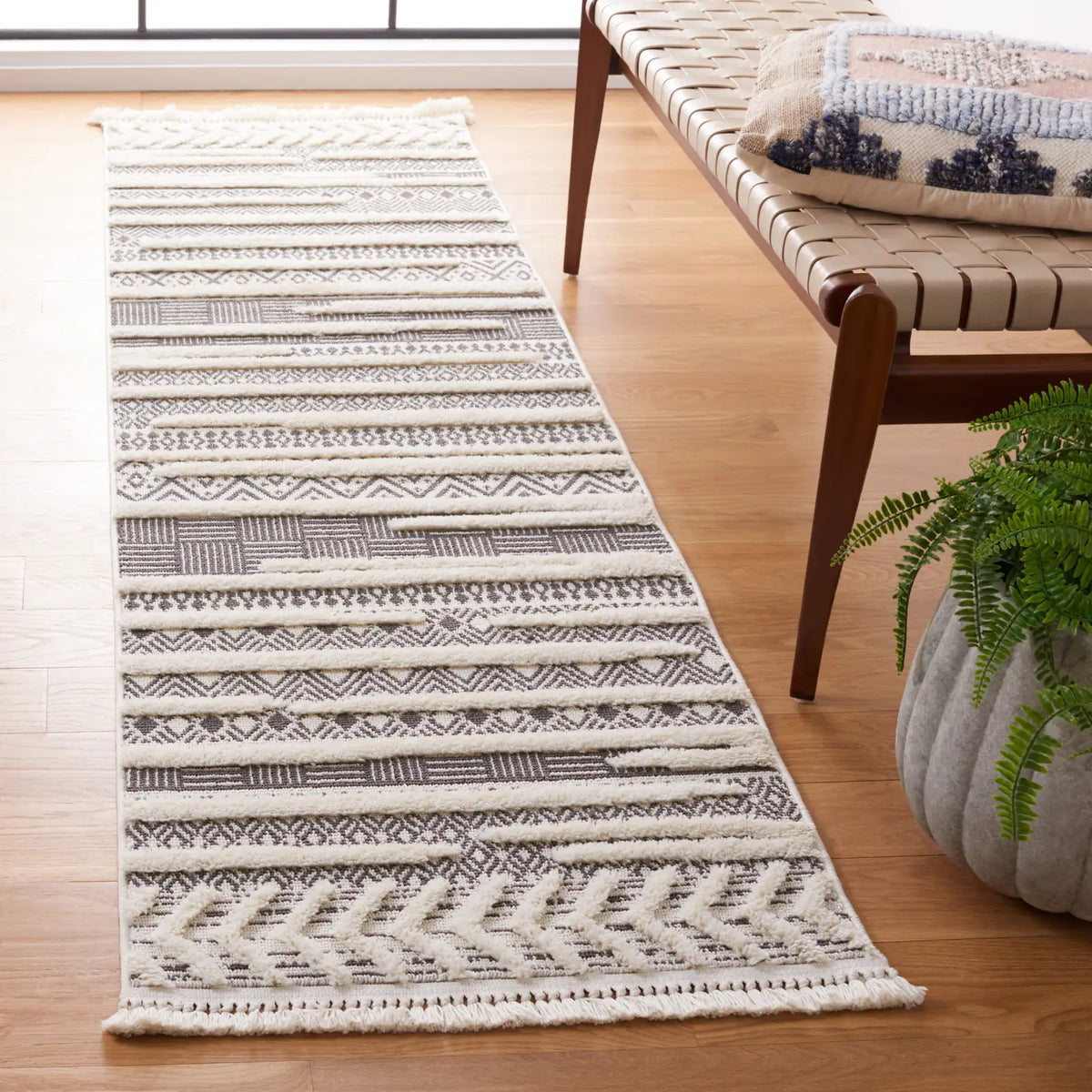 Safavieh Urban 2'-2" x 8'-0" Rug in Grey / Ivory