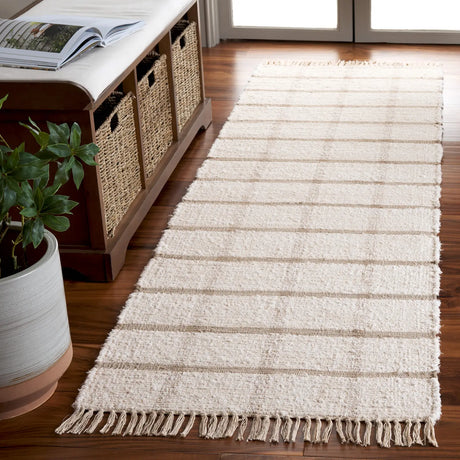 Safavieh Montauk 2'-3" x 8'-0" Rug in Ivory / Beige