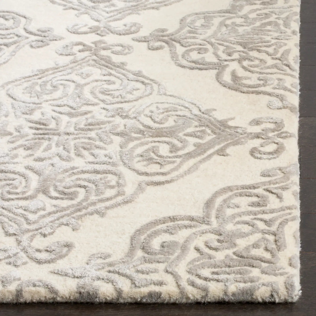 Safavieh Glamour 5'-0" x 8'-0" Rug in Ivory / Silver