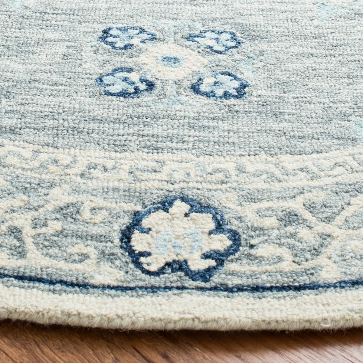Safavieh Suzani 6'-0" x 6'-0" Rug in Grey / Ivory