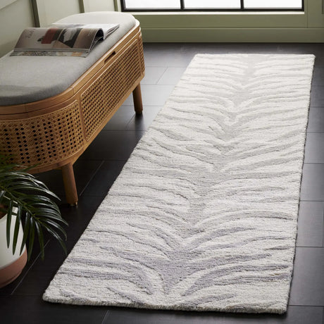 Safavieh Ebony 2'-3" x 8'-0" Rug in Grey / Ivory