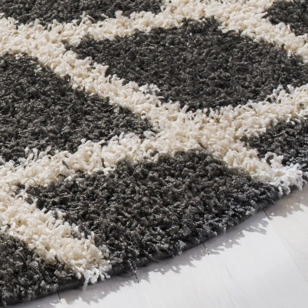 Safavieh Sgd-Dallas Shag 6'-0" x 6'-0" Rug in Dark Grey / Ivory