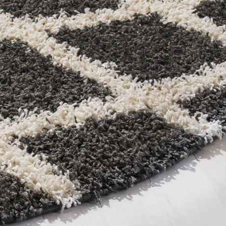 Safavieh Sgd-Dallas Shag 6'-0" x 6'-0" Rug in Dark Grey / Ivory
