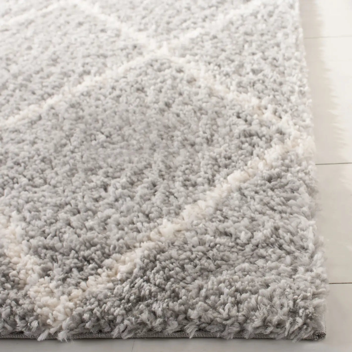 Safavieh Parma Shag 5'-3" x 7'-6" Rug in Grey / Cream