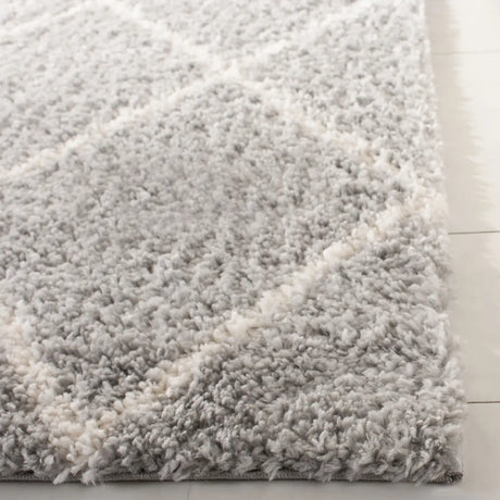 Safavieh Parma Shag 5'-3" x 7'-6" Rug in Grey / Cream