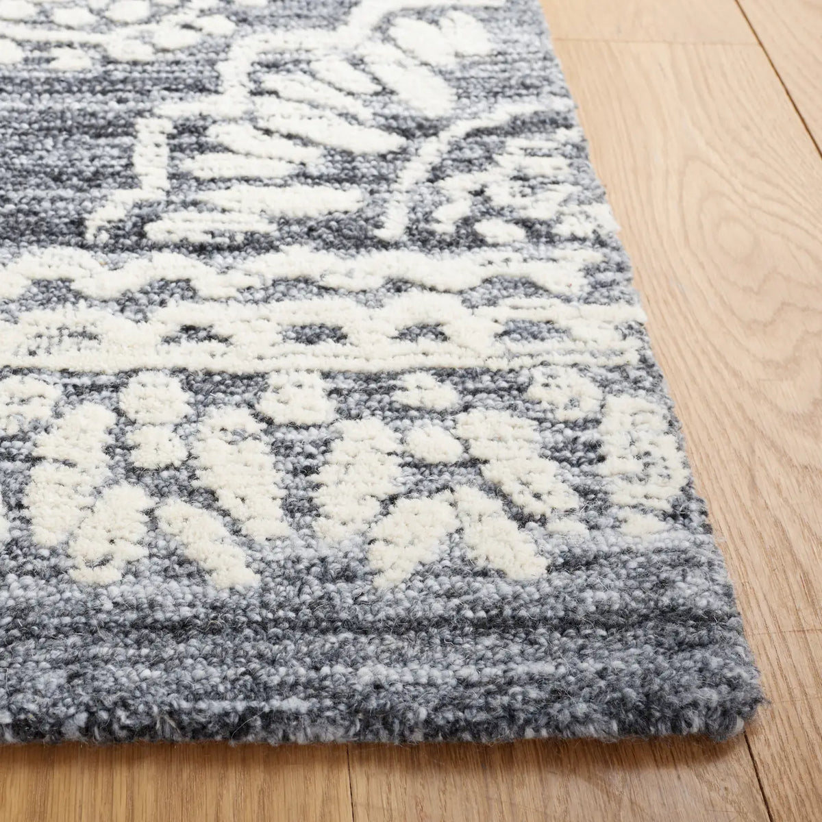 Safavieh Metro 4'-0" x 6'-0" Rug in Grey / Ivory