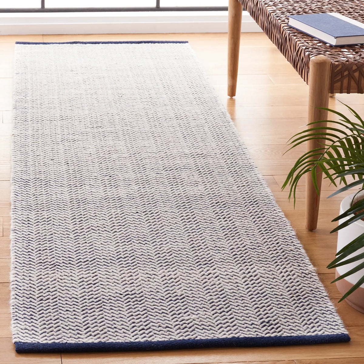 Safavieh Vermont 2'-3" x 8'-0" Rug in Navy / Ivory