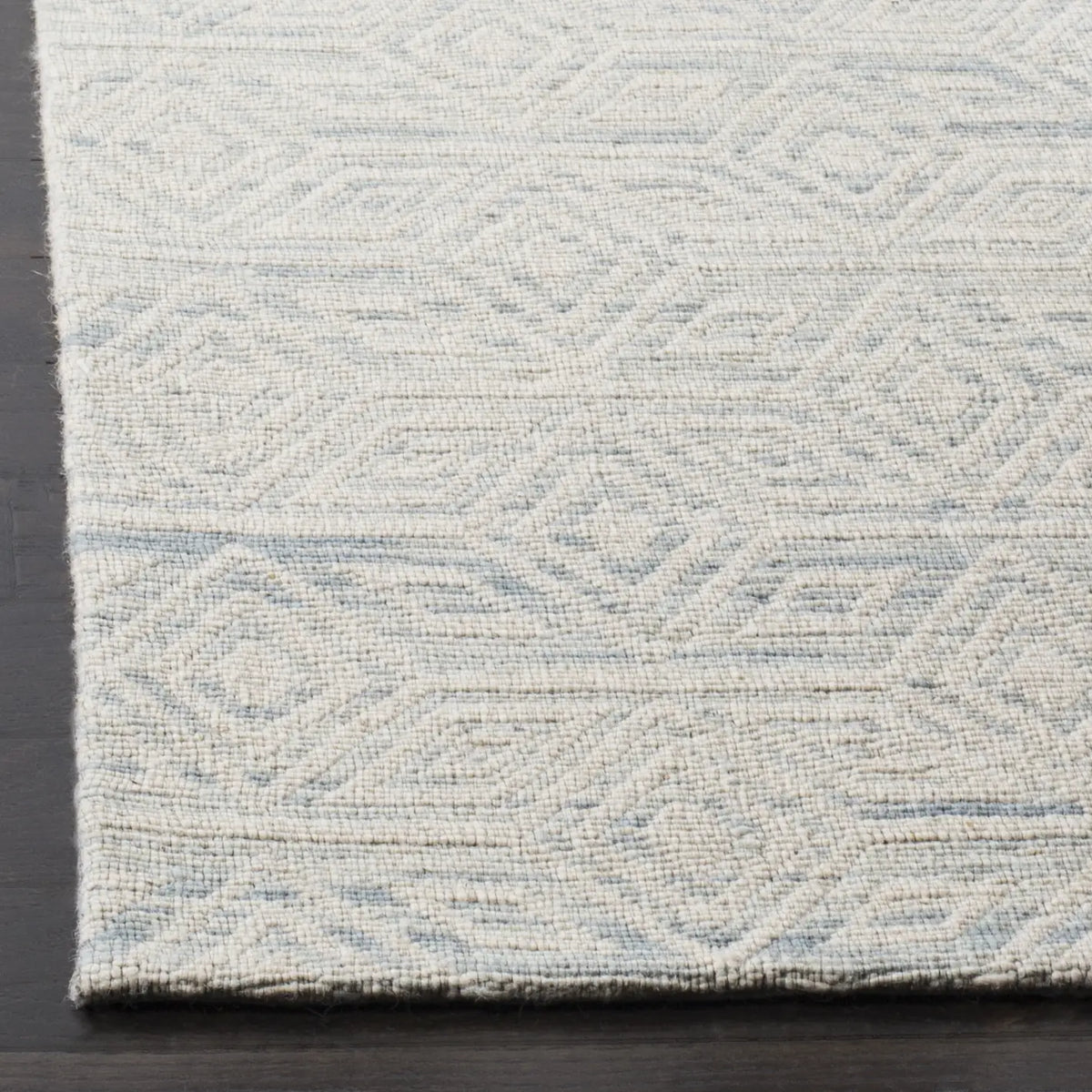 Safavieh Marbella 4'-0" x 6'-0" Rug in Light Blue / Ivory