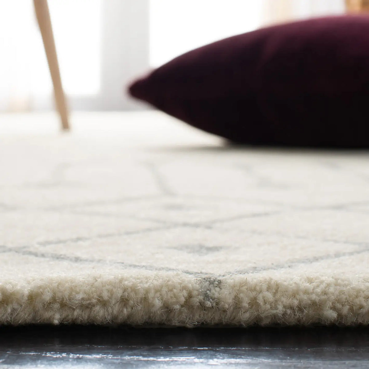 Safavieh Himalaya 4'-0" x 6'-0" Rug in Ivory / Grey
