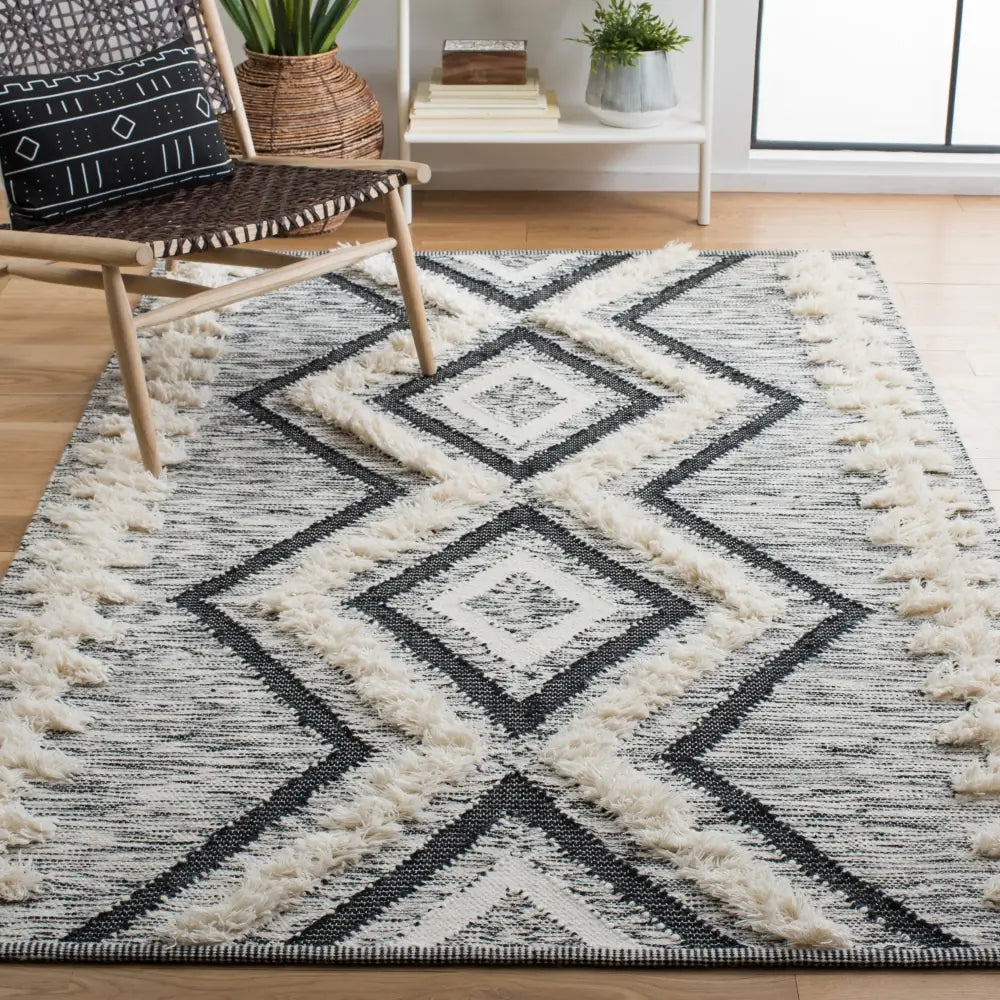 Safavieh Kenya 6'-0" x 9'-0" Rug in Ivory / Black