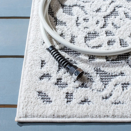 Safavieh Cabana 4'-5" x 6'-5" Rug in Ivory / Grey