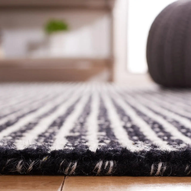 Safavieh Abstract 4'-0" x 6'-0" Rug in Black / Ivory